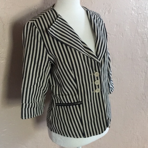 Blazer - Picture 3 of 5